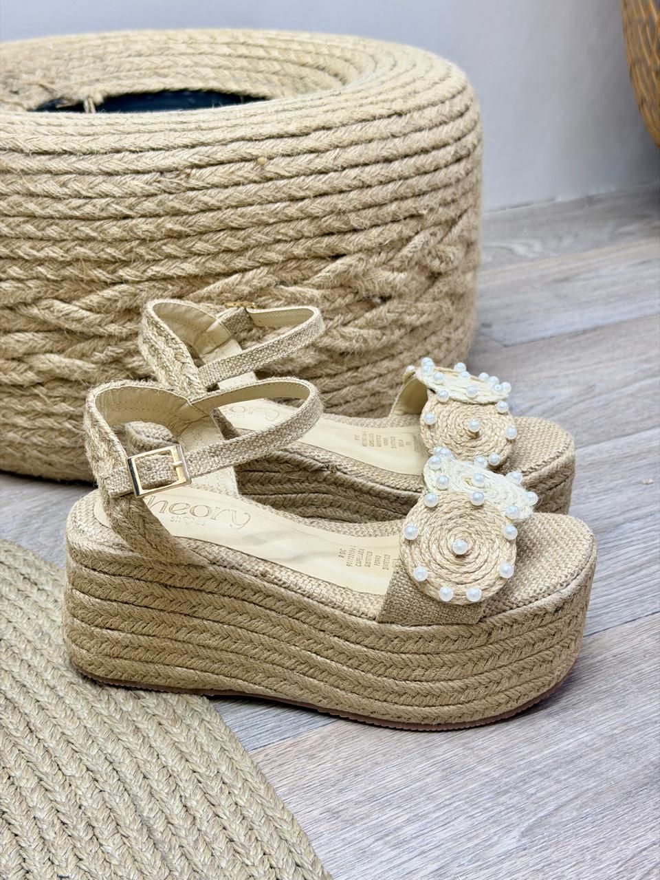 Sandalia Antonia en sintético natural de Theory Shoes, vista adicional.