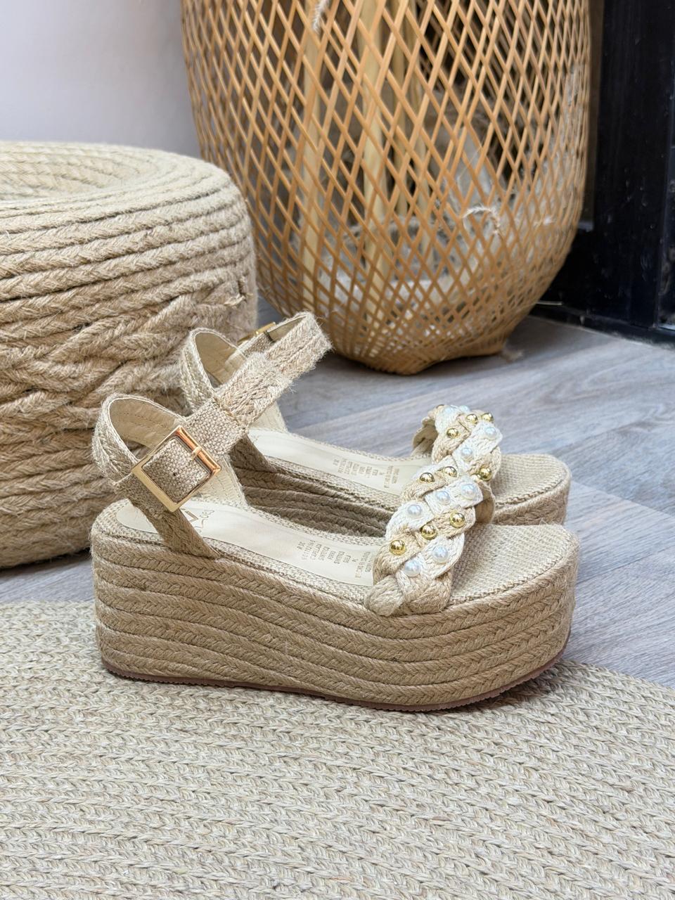 Sandalia Martina en sintético natural de Theory Shoes, vista adicional.
