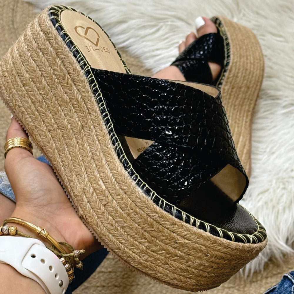 Sandalia Alice en cuero negro de Theory Shoes, vista adicional.