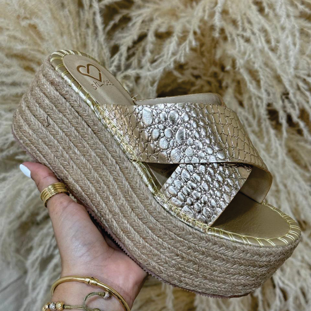 Sandalia Alice en cuero oro de Theory Shoes, vista adicional.
