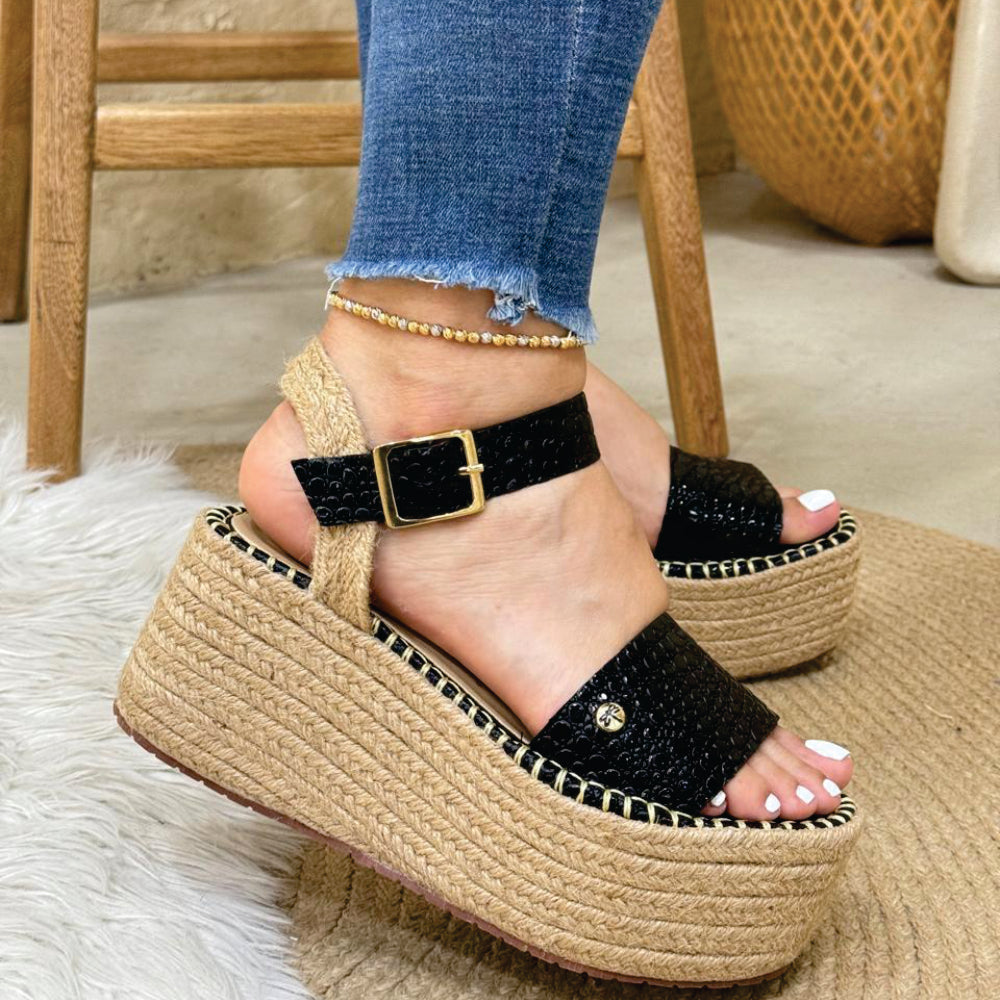 Sandalia Amara en cuero negro de Theory Shoes, vista adicional.