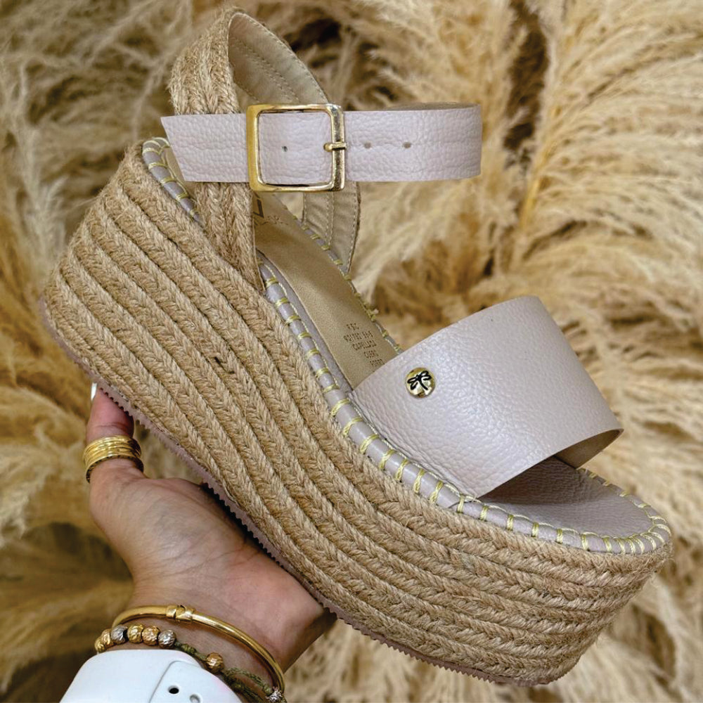 Sandalia Amara en cuero taupe de Theory Shoes, vista adicional.