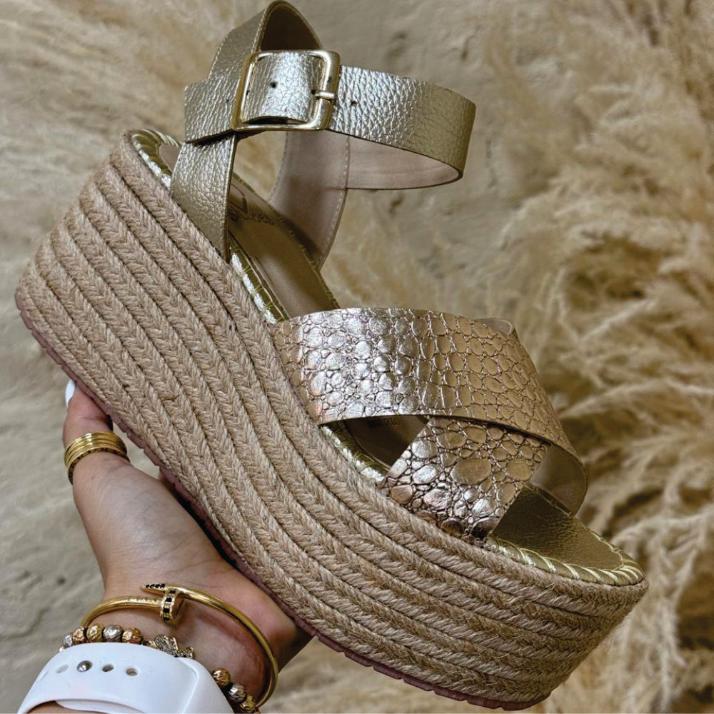 Sandalia Chloe en cuero oro de Theory Shoes, vista adicional.