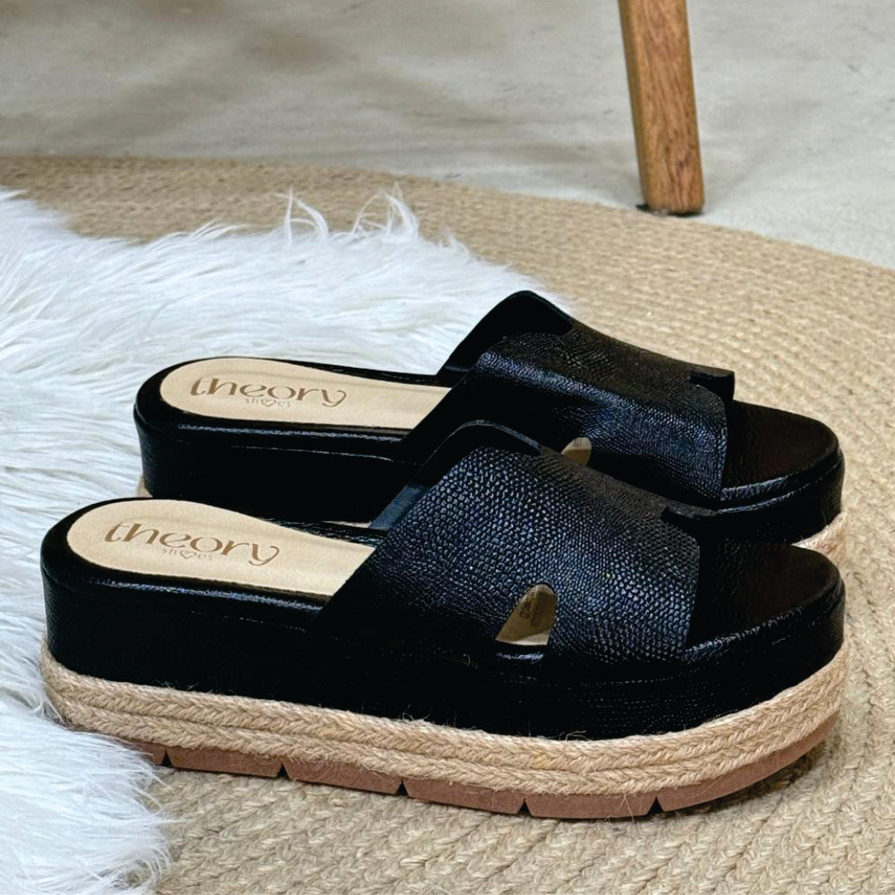 Sandalia Claire en cuero negro de Theory Shoes, vista adicional.