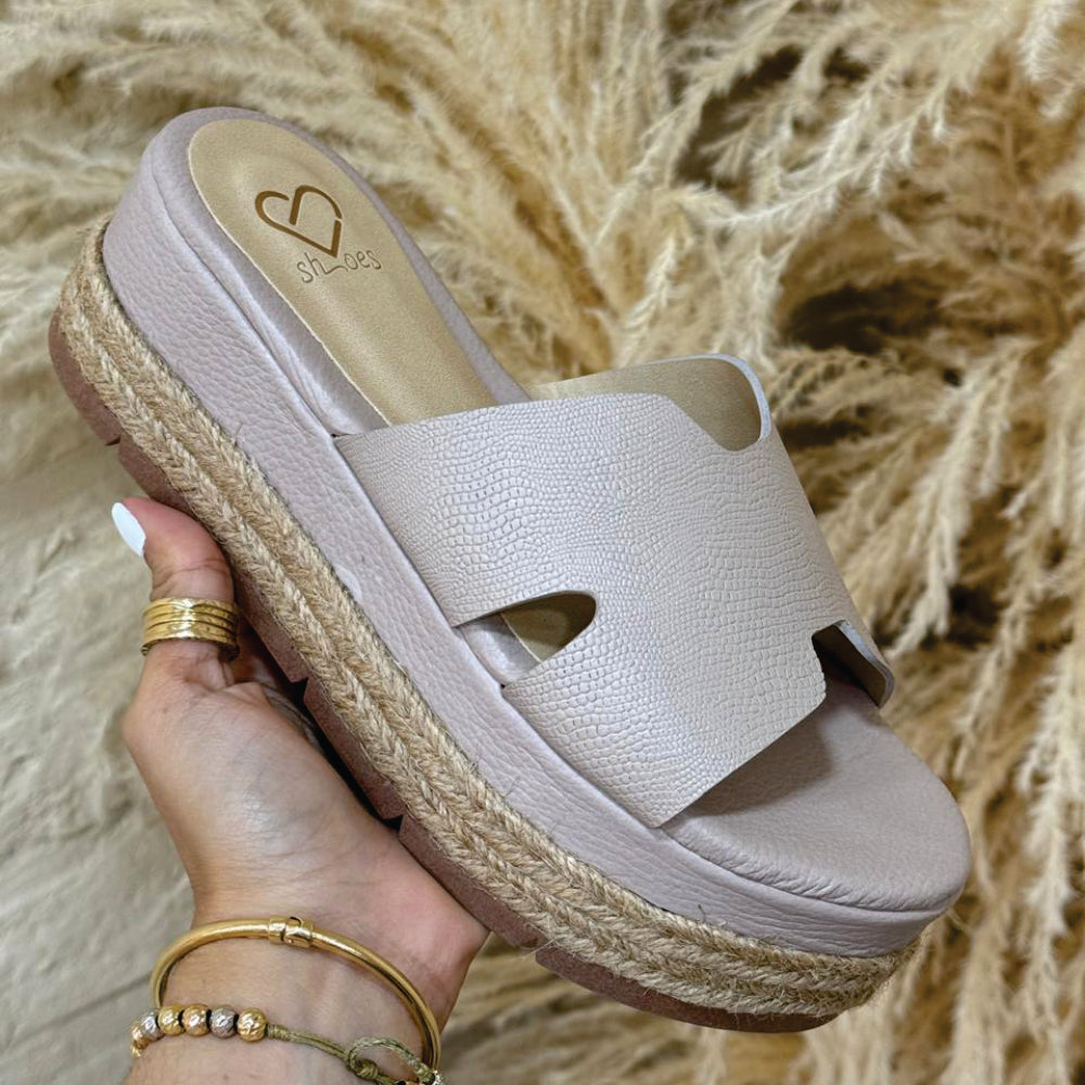 Sandalia Claire en cuero taupe de Theory Shoes, vista adicional.