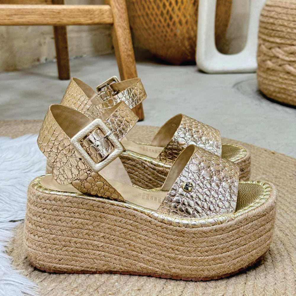 Sandalia Freya en cuero oro de Theory Shoes, vista adicional.
