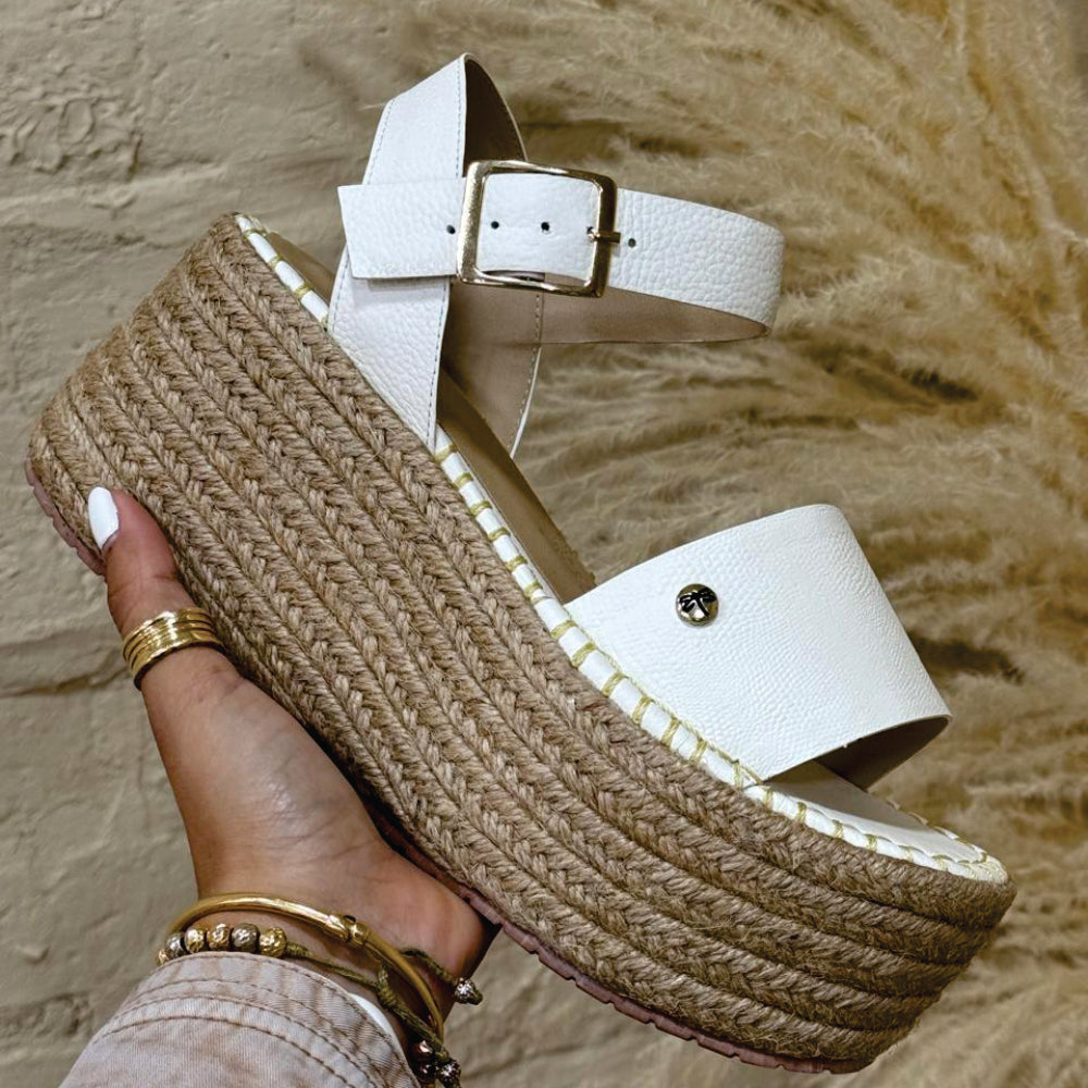 Sandalia Rebeca en cuero talco de Theory Shoes, vista adicional.