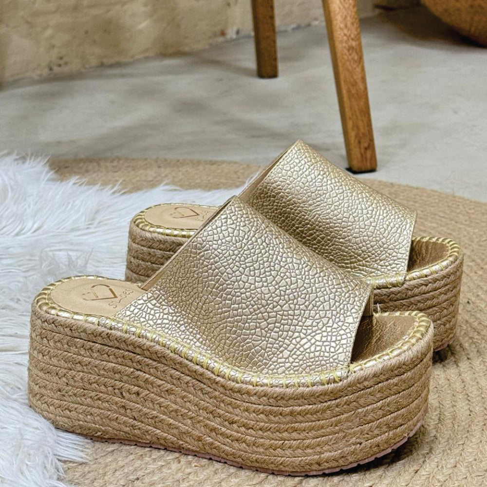 Sandalia Sienna en cuero oro de Theory Shoes, vista adicional.