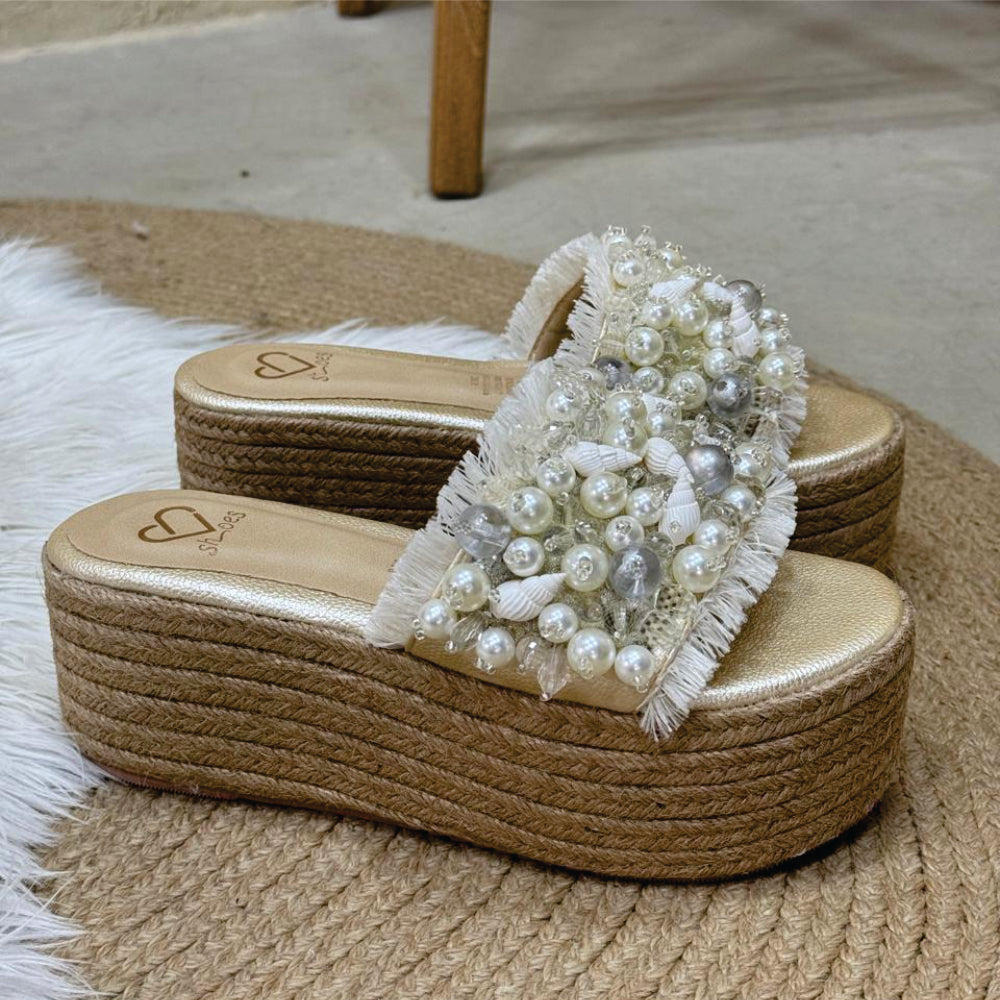 Sandalia Rossy en yute oro de Theory Shoes, detalle del diseño y acabado.