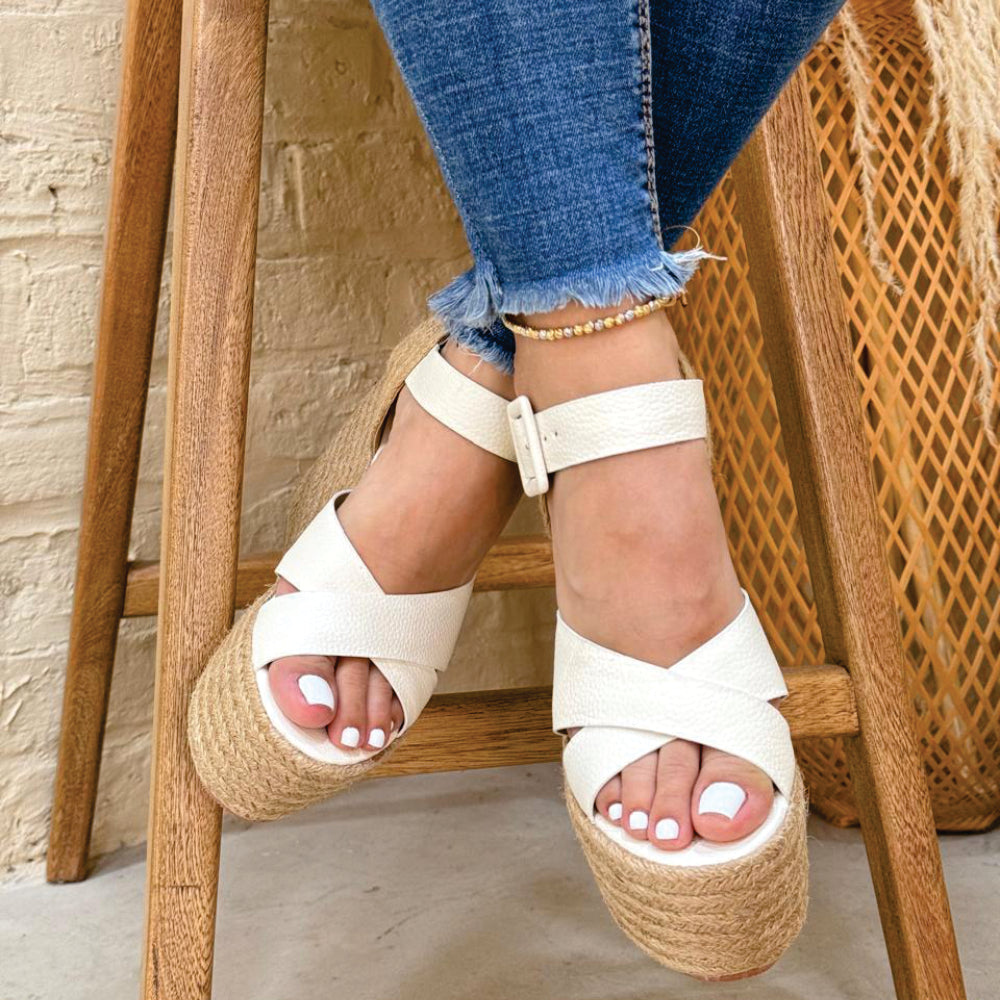 Sandalia Samantha en cuero talco de Theory Shoes, detalle del diseño y acabado.