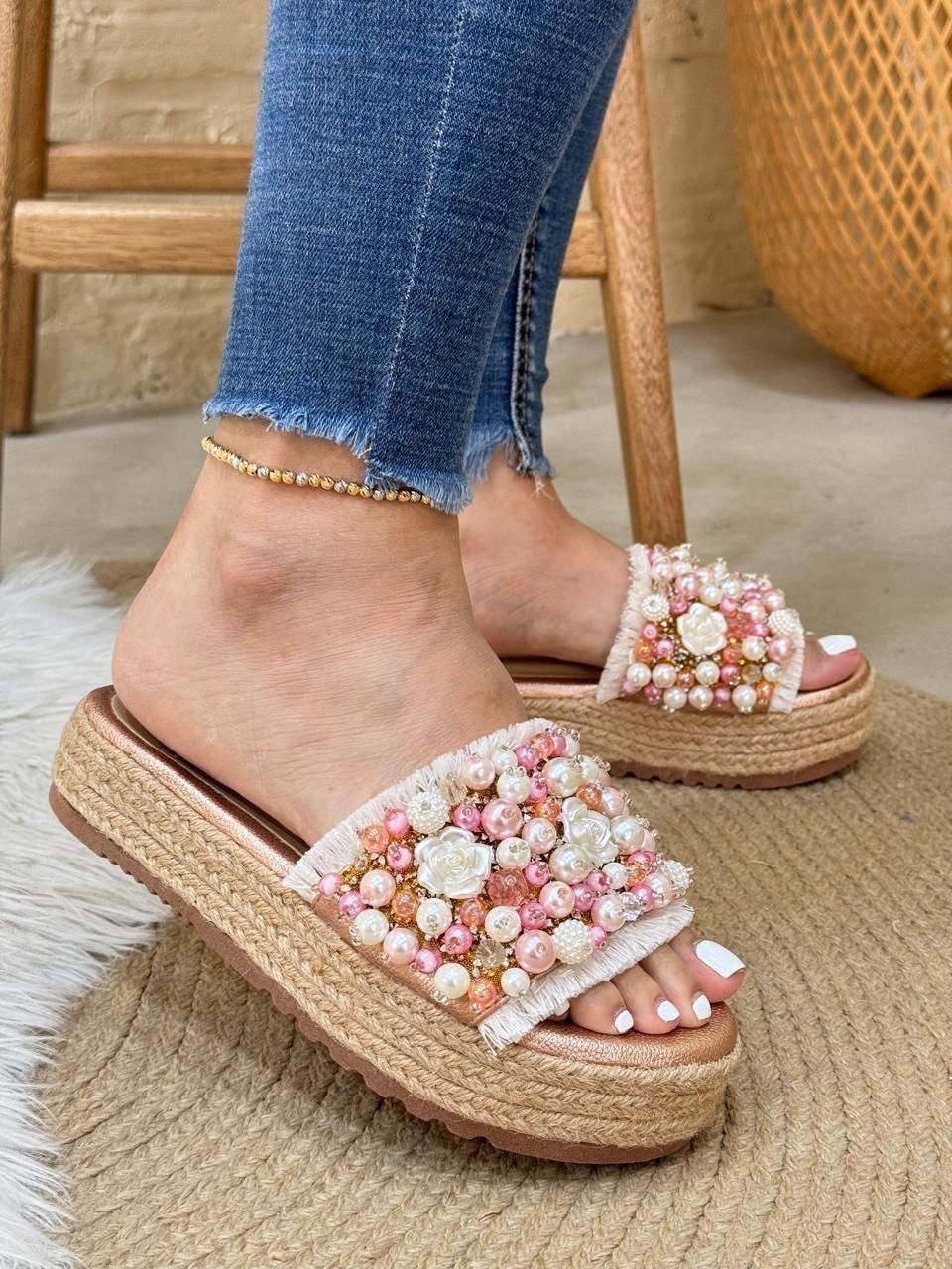 Sandalia Aurora en sintético oro rosa de Theory Shoes, fotografía principal.