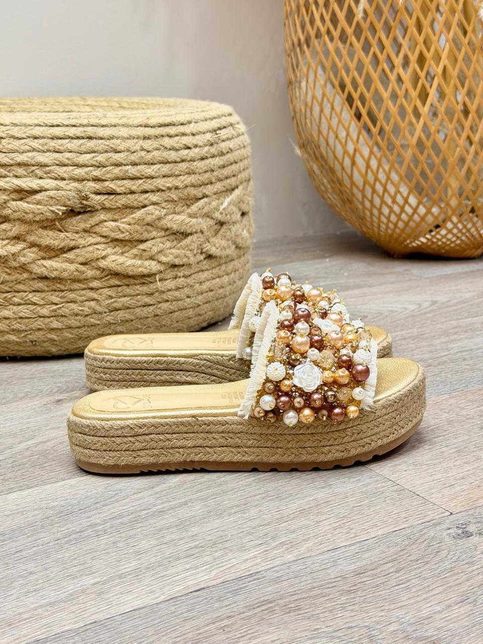 Sandalia Aurora en sintético oro de Theory Shoes, detalle del diseño y acabado.