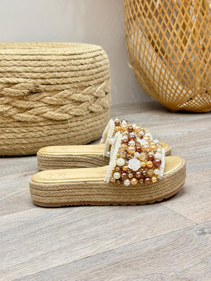 Sandalia Aurora en sintético oro de Theory Shoes, detalle del diseño y acabado.