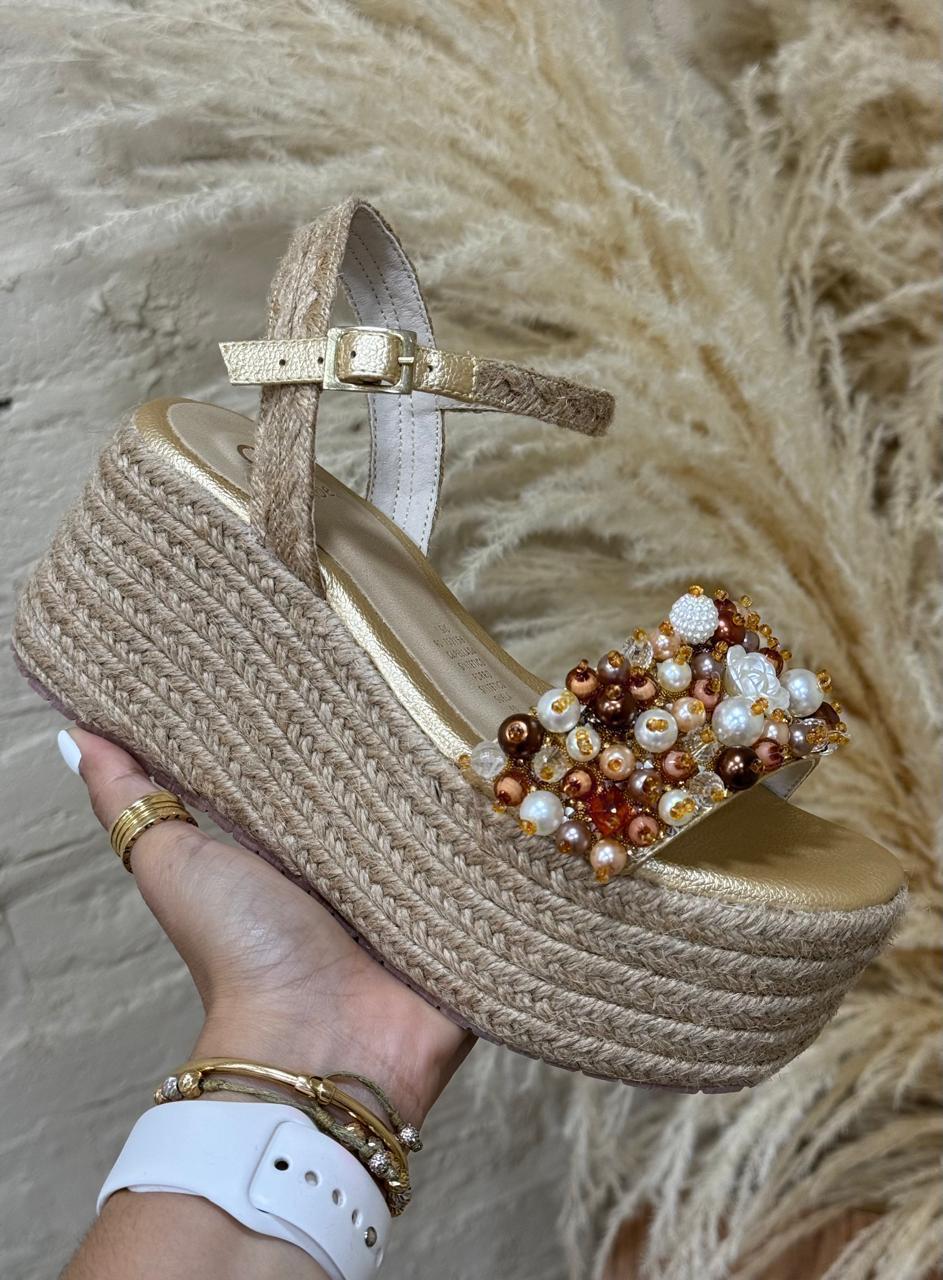 Sandalia Valeria en sintético oro de Theory Shoes, detalle del diseño y acabado.