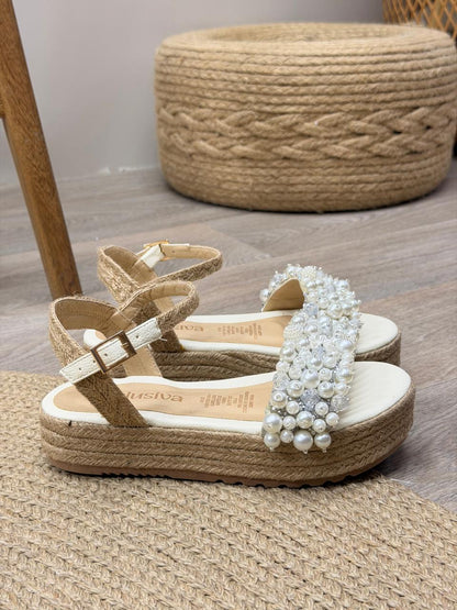 Sandalia Sofía en sintético talco de Theory Shoes, detalle del diseño y acabado.