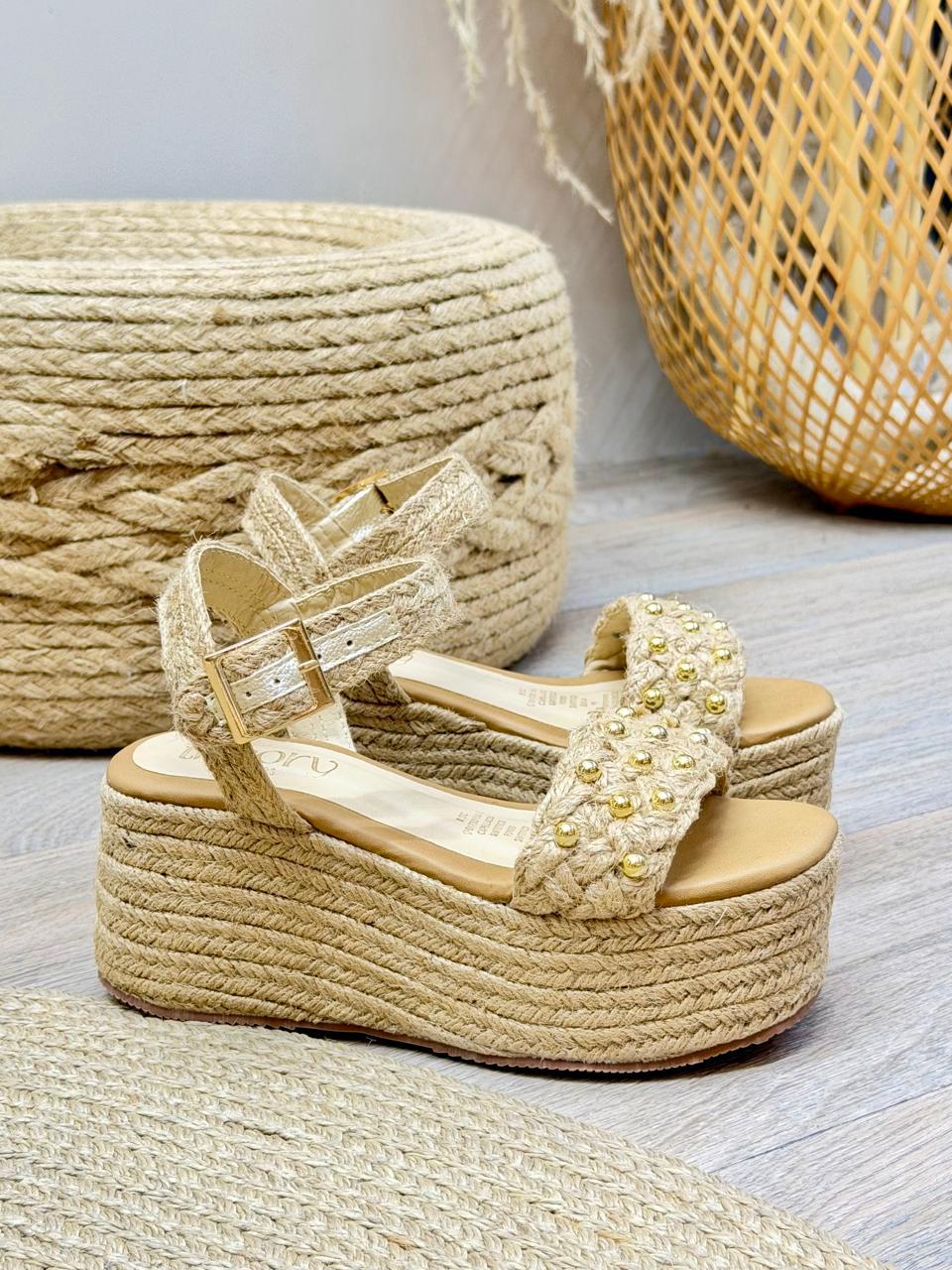 Sandalia Celeste en sintético natural de Theory Shoes, detalle del diseño y acabado.