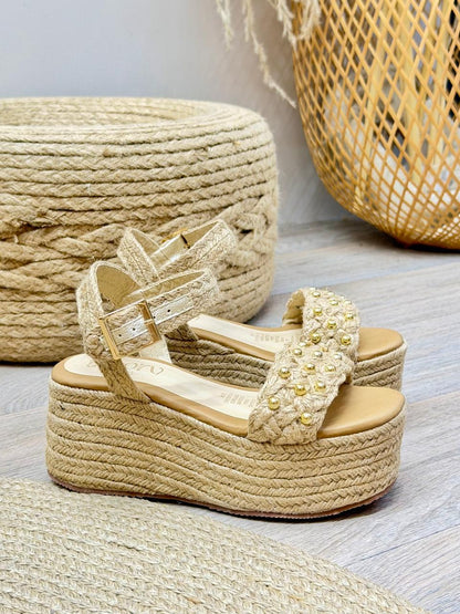 Sandalia Celeste en sintético natural de Theory Shoes, detalle del diseño y acabado.
