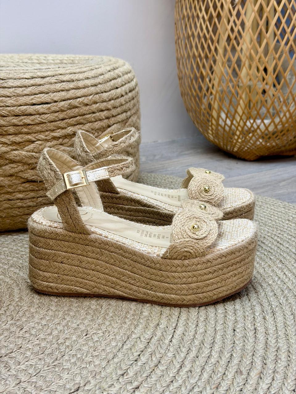Sandalia Vega en sintético natural de Theory Shoes, detalle del diseño y acabado.