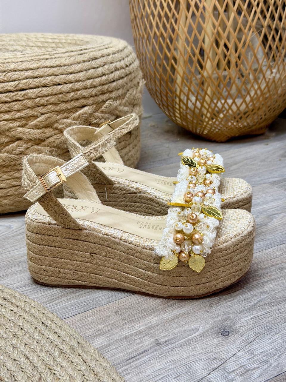 Sandalia Manuela en sintético natural de Theory Shoes, detalle del diseño y acabado.
