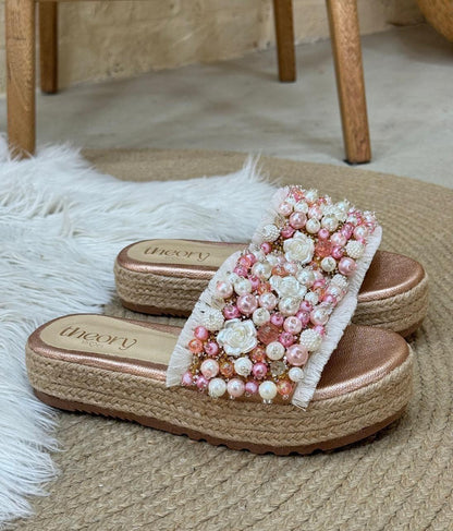 Sandalia Aurora en sintético oro rosa de Theory Shoes, detalle del diseño y acabado.