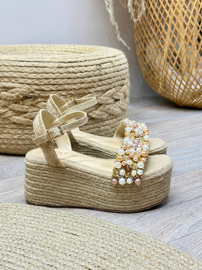Sandalia Valeria en sintético natural de Theory Shoes, detalle del diseño y acabado.