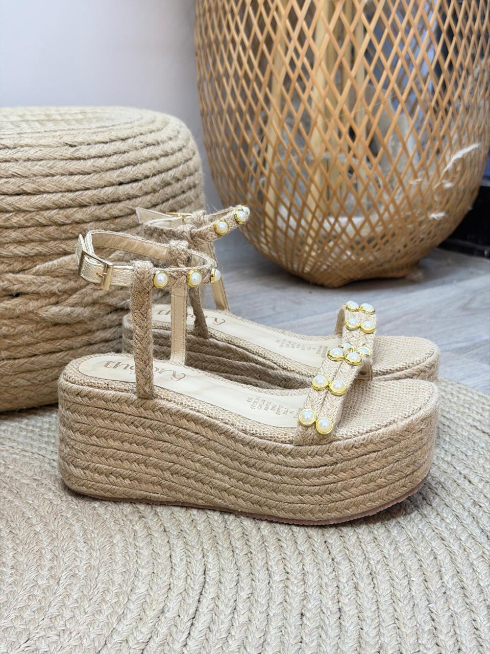 Sandalia Abril en sintético natural de Theory Shoes, vista adicional.