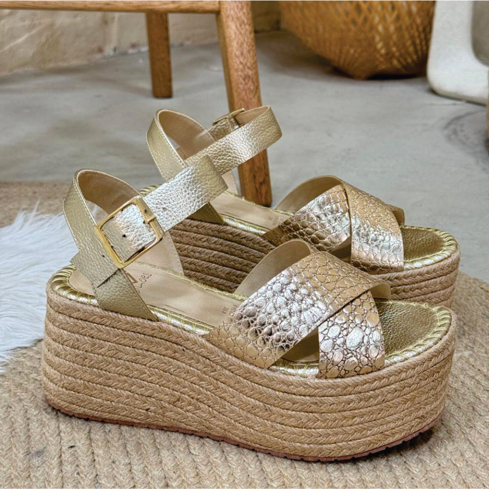 SANDALIA EN CUERO CHLOE ORO